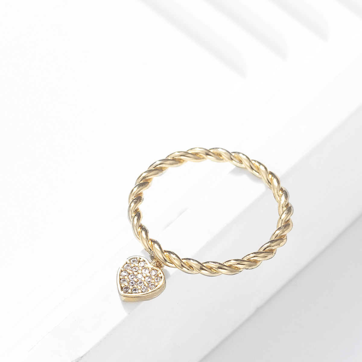 Heartfelt Twist Ring 18k